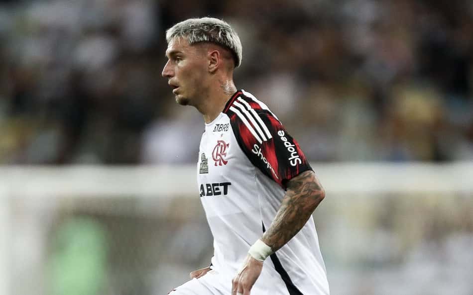 Varela comenta chances na esquerda e condições de Alex Sandro e Ayrton Lucas no Flamengo
