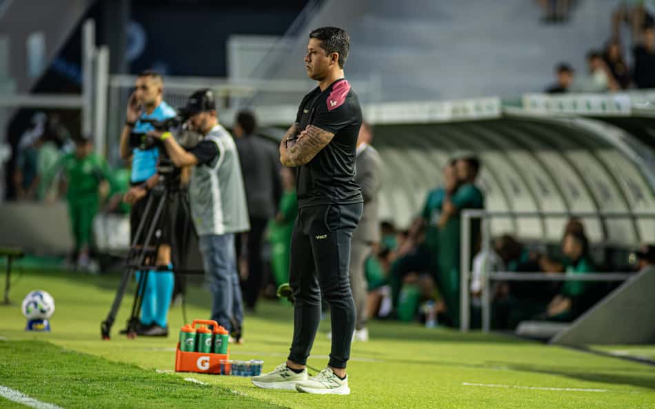 Torcida do Vitória detona Thiago Carpini após estreia na Sul-Americana