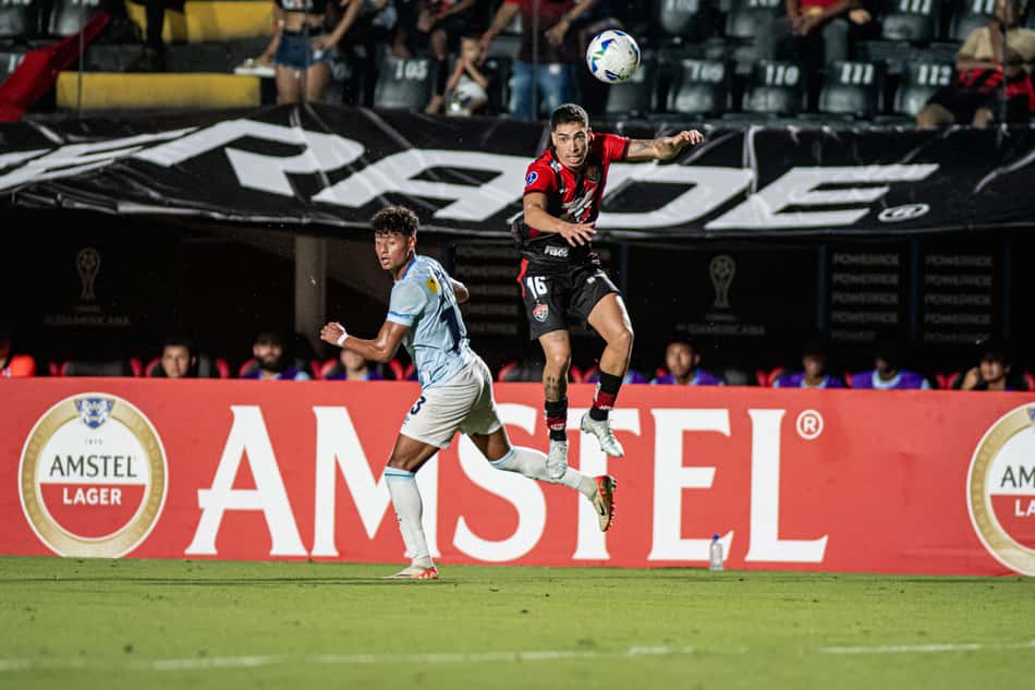 Hugo disputa a bola pelo alto contra a Universidad Católica Foto: Victor Ferreira / EC Vitória