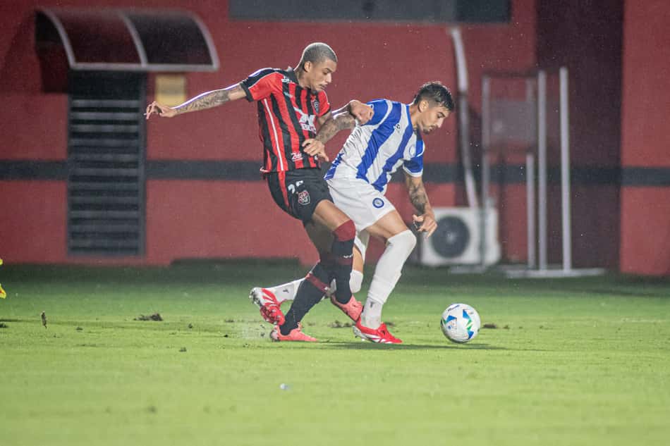 Janderson disputa bola no Barradão Foto: Victor Ferreira / EC Vitória