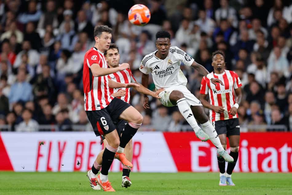 Vini Jr disputa bola com adversários em Real Madrid x Athletic Bilbao, pela La Liga