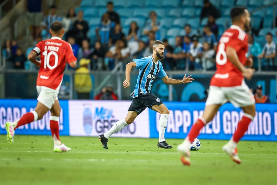 Wagner Leonardo com a bola no Gre-Nal 447. (Foto: Lucas Uebel/Grêmio FBPA)