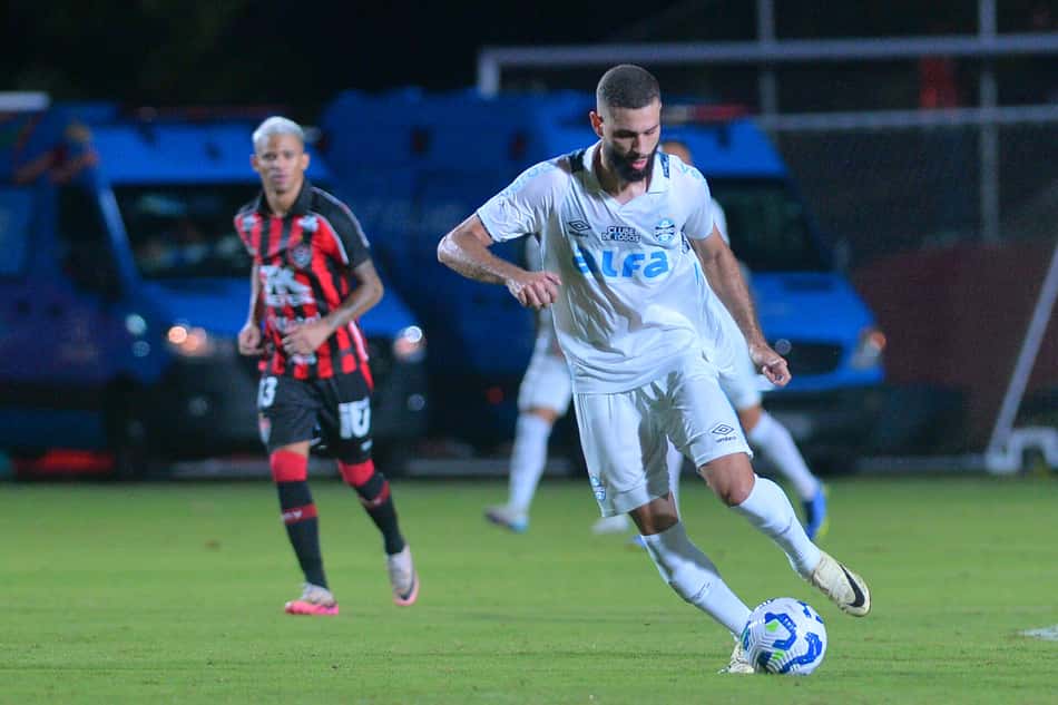 Wagner Leonardo com a bola no jogo entre Vitória e Grêmio. (Foto: Walmir Cirne/AGIF)