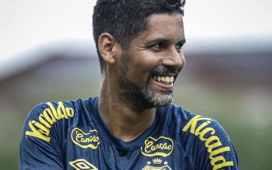 Fora há nove meses, lateral Aderlan fica próximo de retorno ao Santos