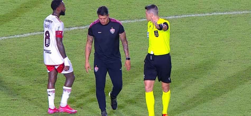 Thiago Carpini é expulso em partida contra o Flamengo Foto: Reprodução / Premiere