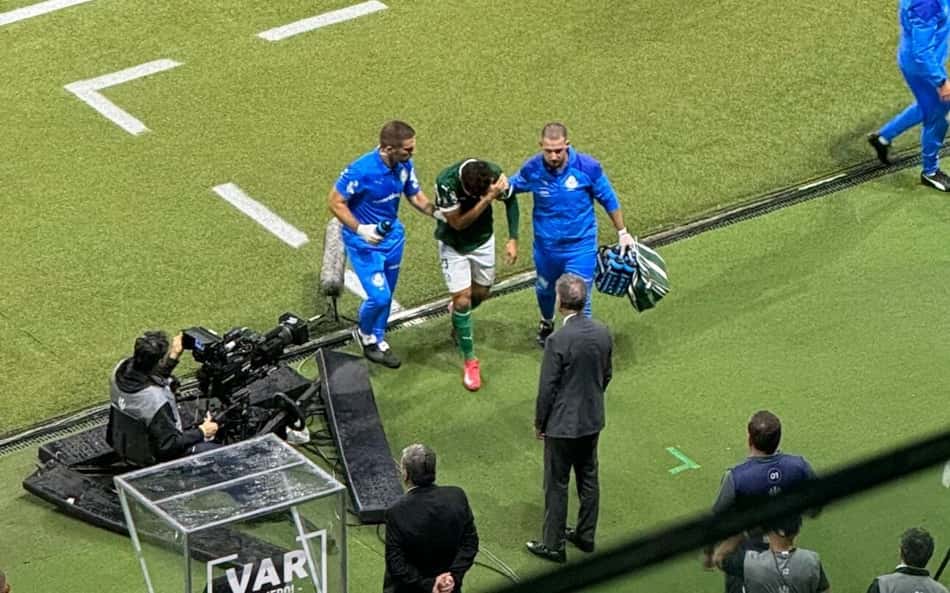 Veiga deixa jogo do Palmeiras com lesão e preocupa para clássico com Corinthians