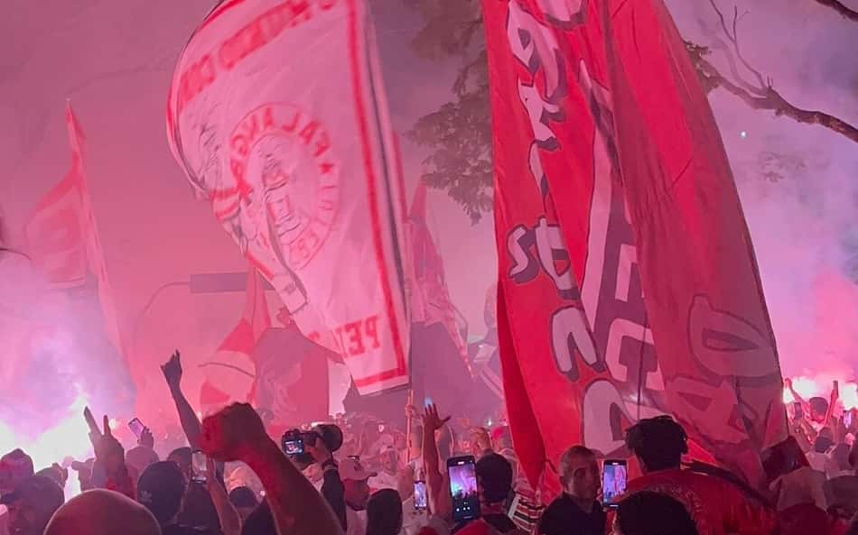 Torcida do São Paulo protesta contra Conmebol e faz recepção com fumaça e fogos