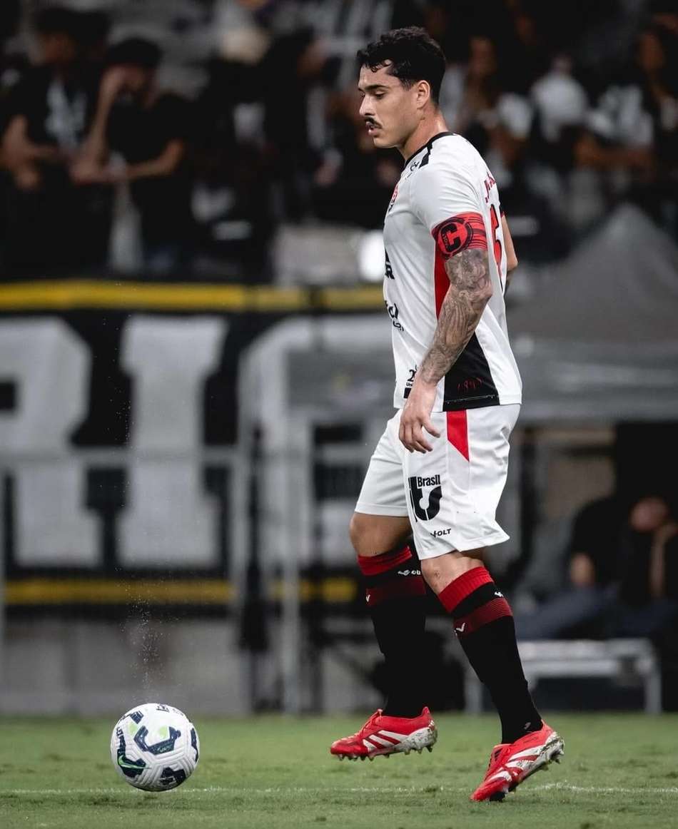Lucas Halter em ação contra o Atlético-MG Foto: Pedro Vale