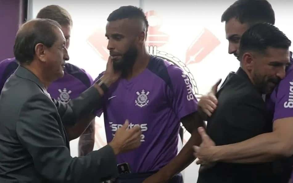 Ramón Díaz vai ao CT e se despede do elenco do Corinthians