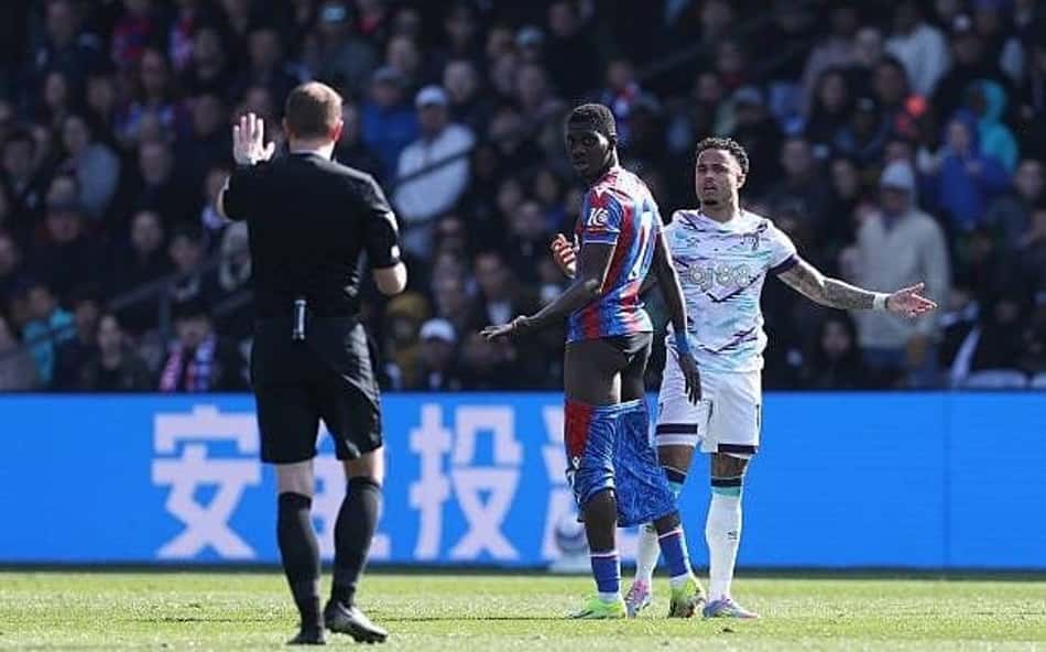 Jogador fica só de cueca em partida da Premier League
