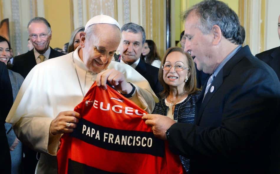 Papa Francisco recebeu camisas de diversos clubes brasileiros; veja fotos