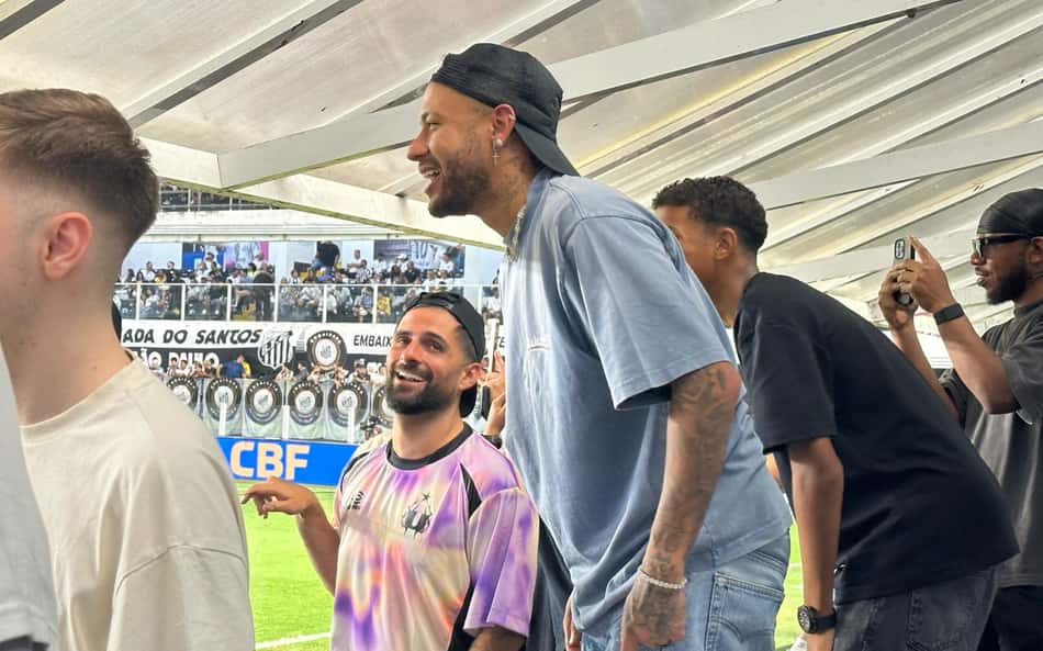Neymar é flagrado assistindo partida do Santos