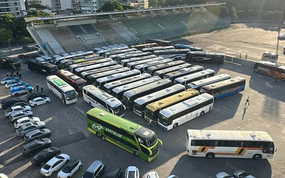 Ônibus chegaram ao estádio só após o intervalo da partida (Foto: Lucas Bayer/Lance!) 