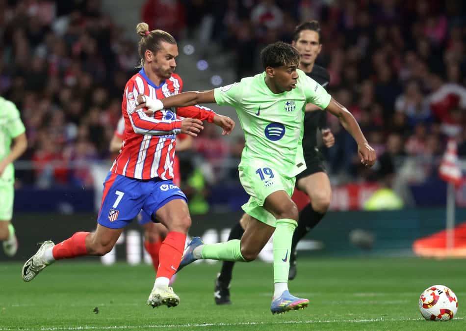 Yamal conduz a bola marcado por Griezmann em Atlético de Madrid x Barcelona