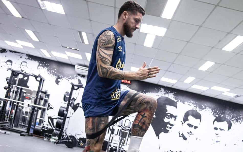 Zé Rafael é reavaliado, avança em recuperação e é liberado para treinar no Santos