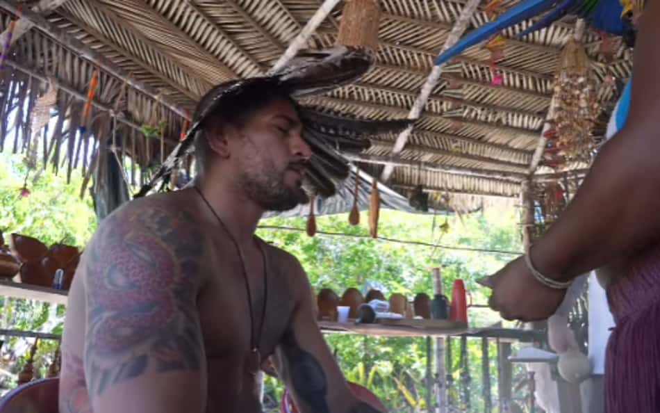 Alex Poatan faz ritual em aldeia indígena para 'recarregar' espírito guerreiro