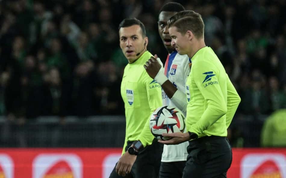 Ataque de torcedor a árbitro assistente interrompe partida do Lyon na Ligue 1