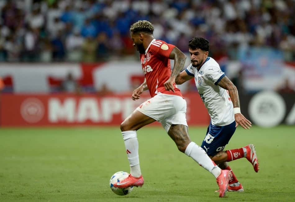 Cauly, do Bahia, disputa lance com Wesley, do Internacional, durante partida na Fonte Nova pela Libertadores