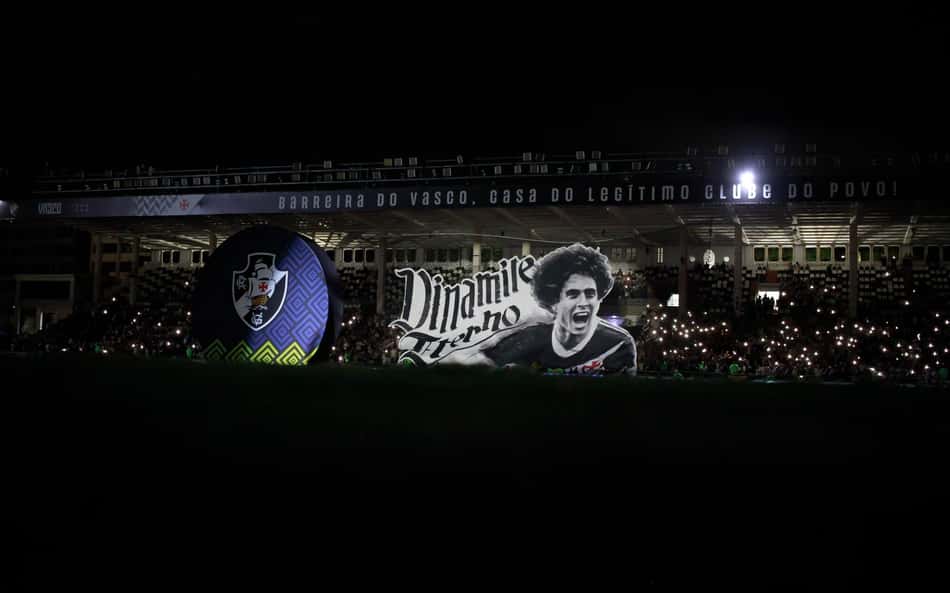 Vasco realiza série de homenagens a Roberto Dinamite na partida contra o Sport