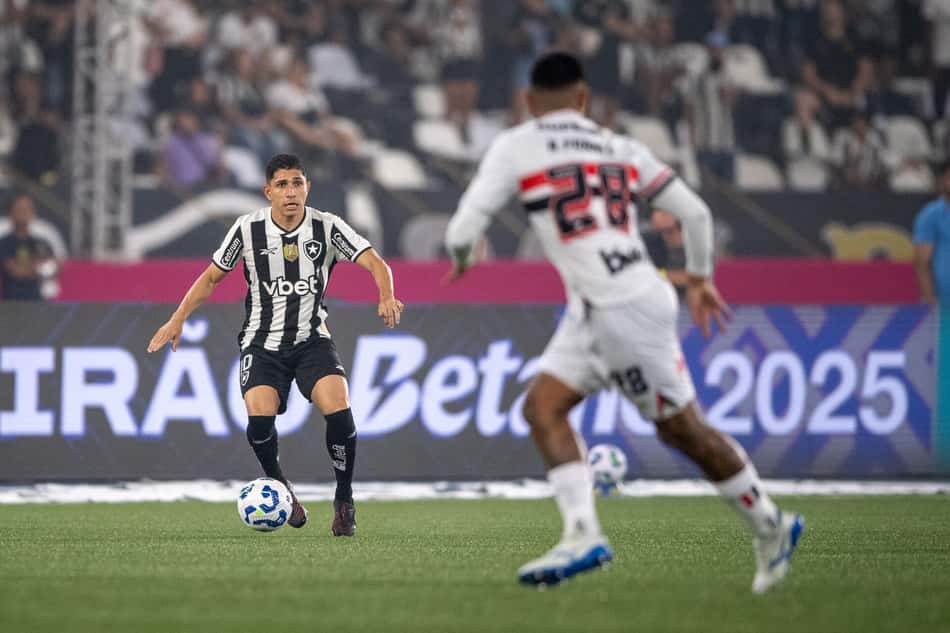 Savarino, do Botafogo, em ação durante partida contra o São Paul no Nilton Santos pelo Brasileirão