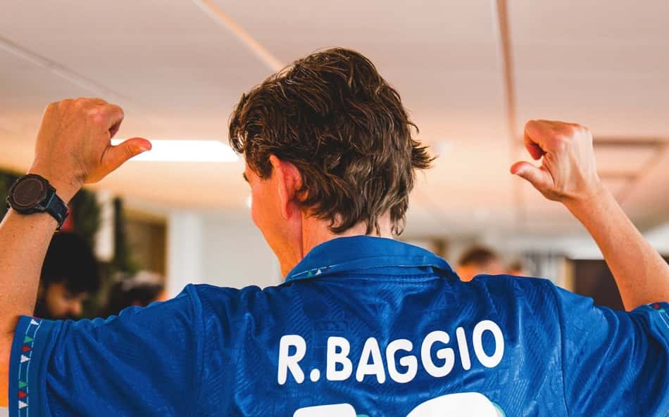 Clube inglês promove campanha, e jogadores usam camisas de outros times; entenda