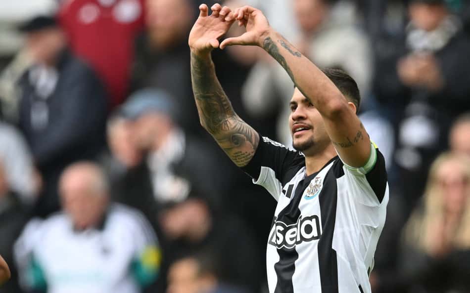 Manchester United é humilhado pelo Newcastle com gol brasileiro e show de Barnes