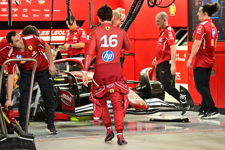 Charles Leclerc entrando na garagem da Ferrari no GP do Bahrein (Foto: Giuseppe CACACE / POOL / AFP)