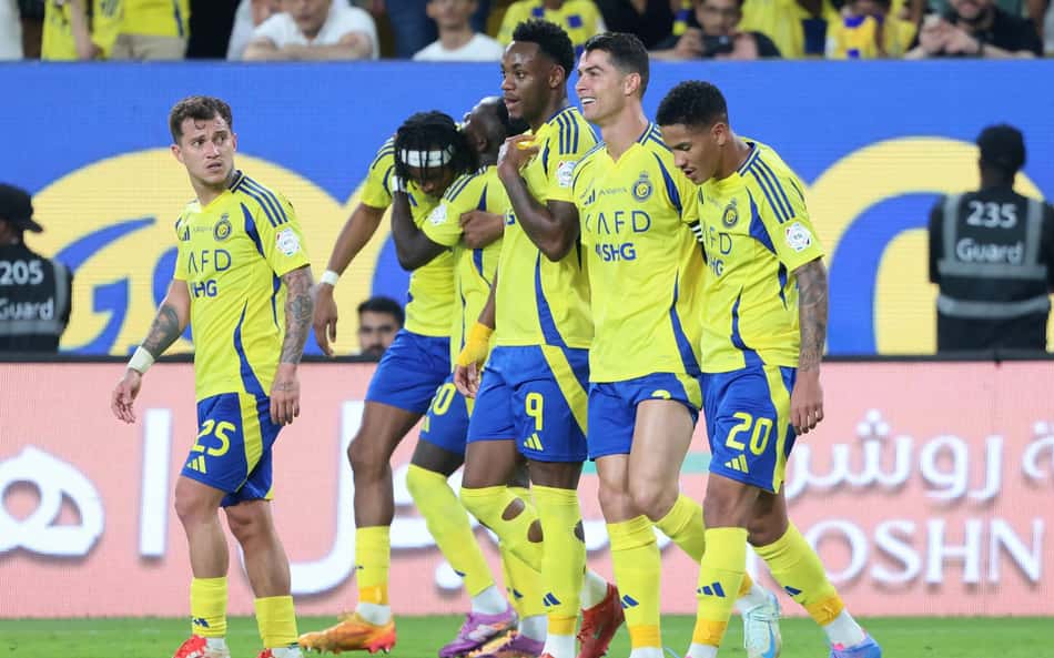 Cristiano Ronaldo faz doblete com pintura, Al-Nassr vira e segue caça ao líder no Sauditão