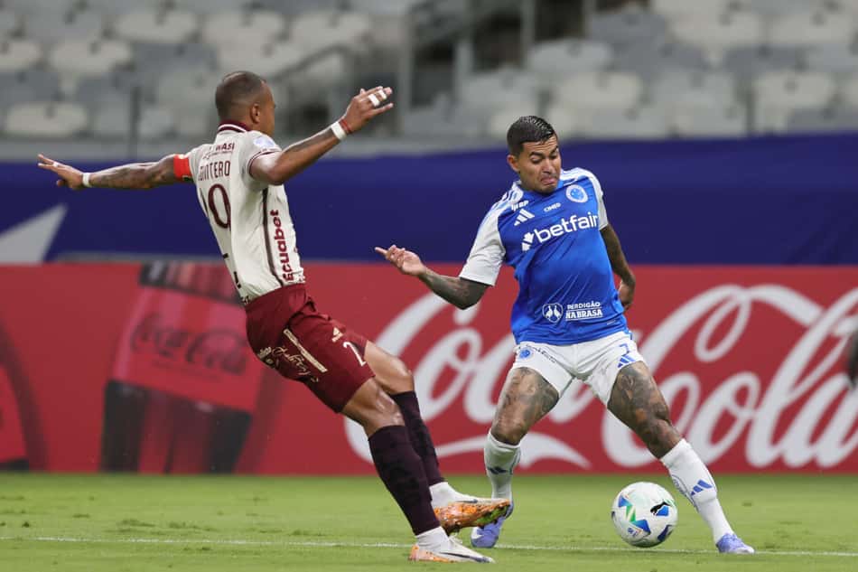Dudu em ação no jogo do Cruzeiro contra o Mushuc Runa pela Sul-Americana
