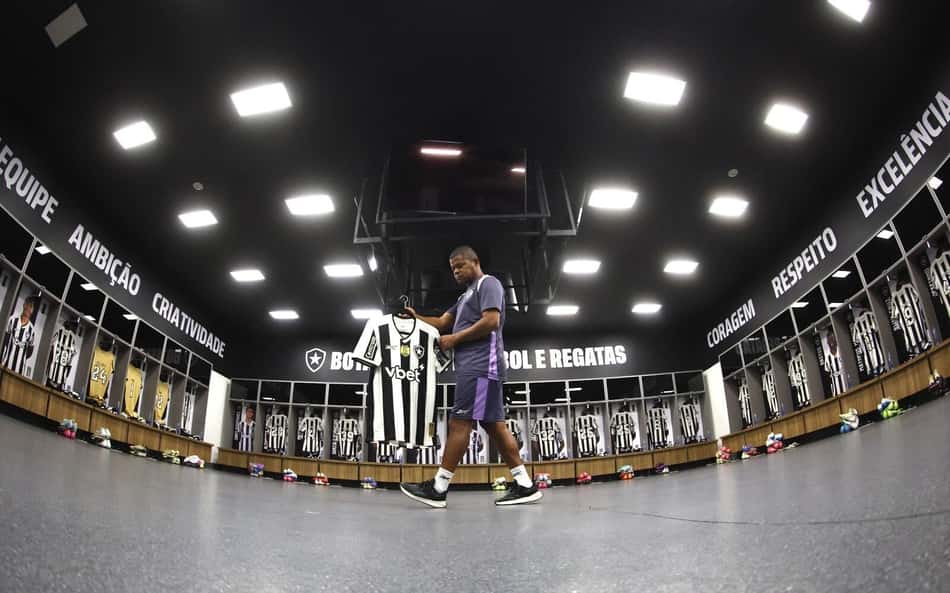 Com surpresa no ataque, escalação do Botafogo está confirmada para o clássico