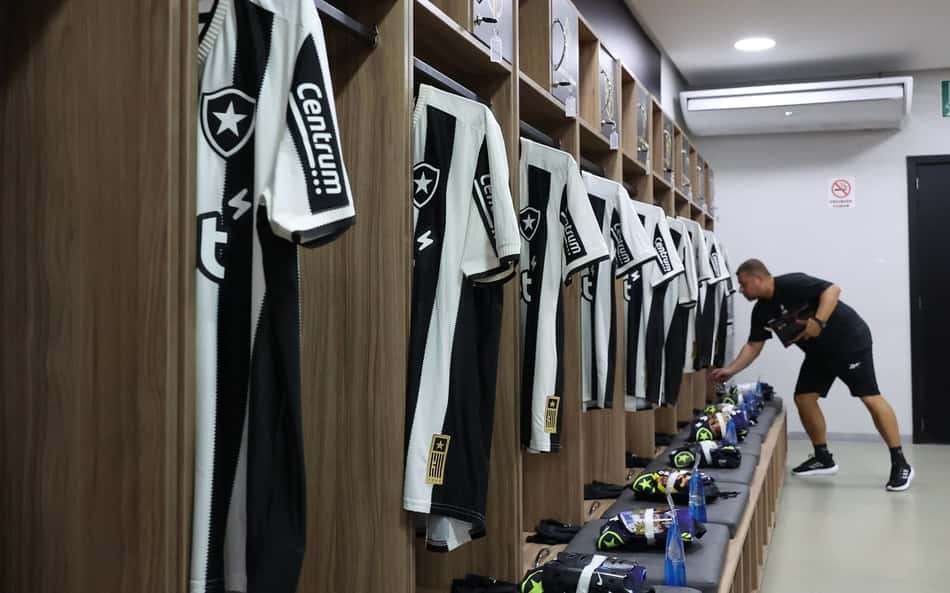 Botafogo estreia novo uniforme em duelo com o Juventude
