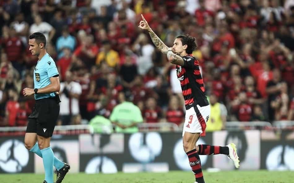 Pedro marca duas vezes em goleada do Flamengo e empolga torcedores: 'Te amo'