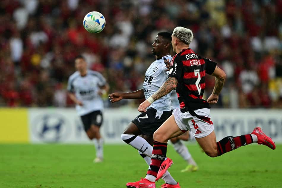 Varela em ação no jogo do Flamengo contra o Central Córdoba na Libertadores