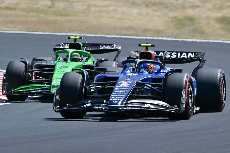 Carlos Sainz e Gabriel Bortoleto durante TL2 no GP do Japão (Foto: MOHD RASFAN / AFP)