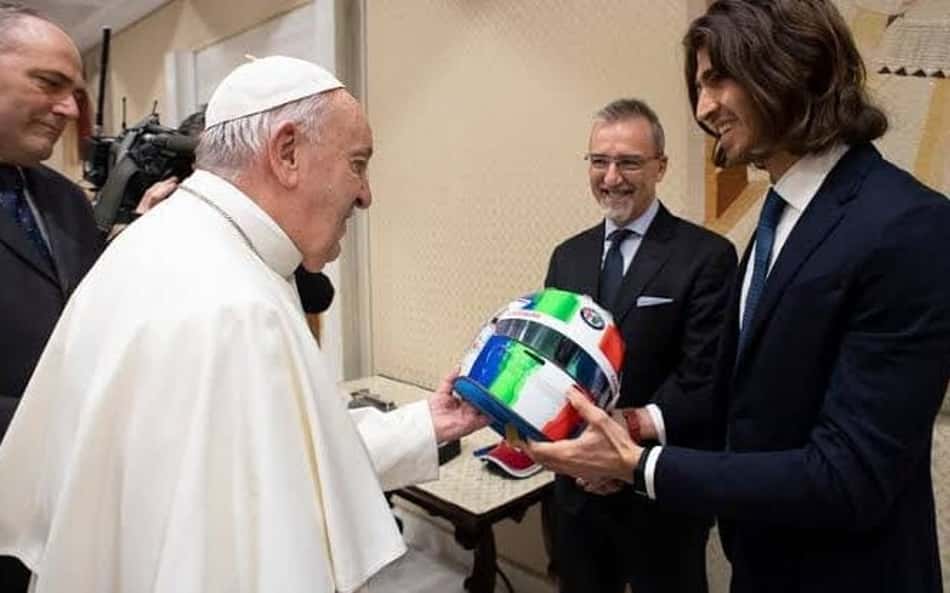 Papa Francisco e o automobilismo: do capacete de Ayrton Senna à Fórmula E