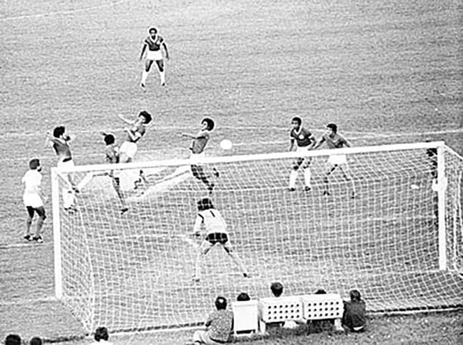 Internacional 1x0 Cruzeiro - Brasileirão 1975. Gol iluminado Foto: Museu do SC Internacional