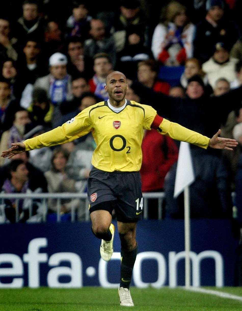 Henry comemorando gol da vitória contra o Real Madrid