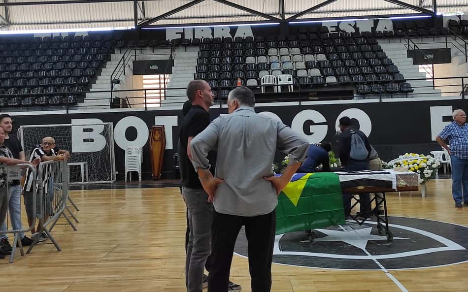 Ídolos do Botafogo marcam presença no velório de Manga; veja