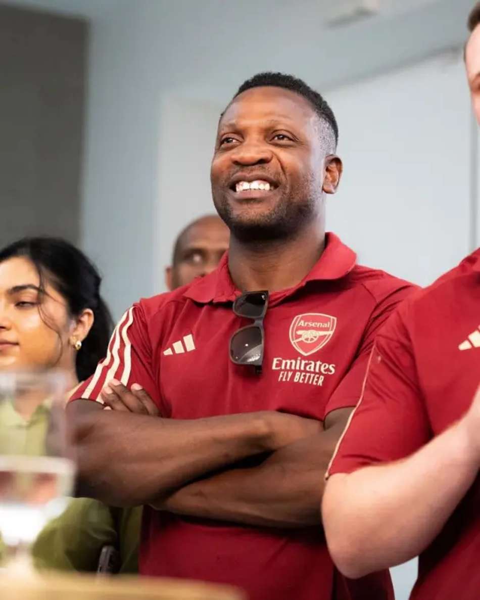 Nos dias de hoje, Lauren atua como embaixador do Arsenal (Foto: Reprodução)
