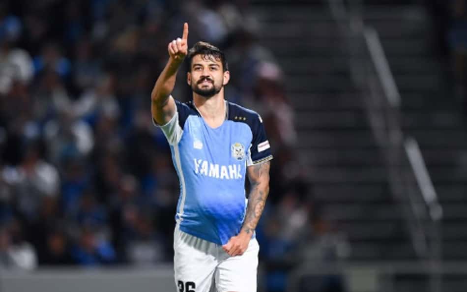 Lembra dele? Ex-Vasco e bicampeão olímpico, zagueiro faz belo gol no Japão; vídeo