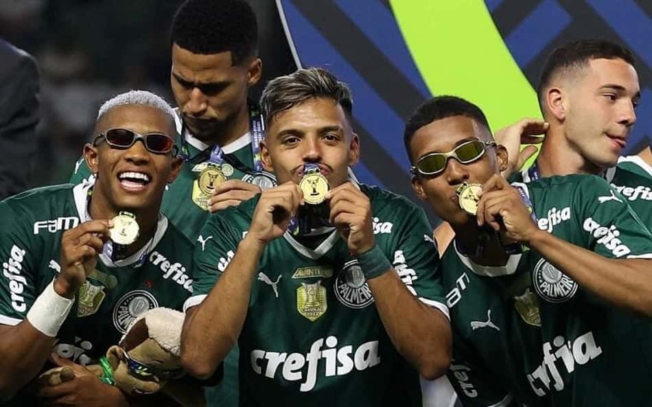 Jogador formado no Palmeiras posta foto com camisa de rival brasileiro