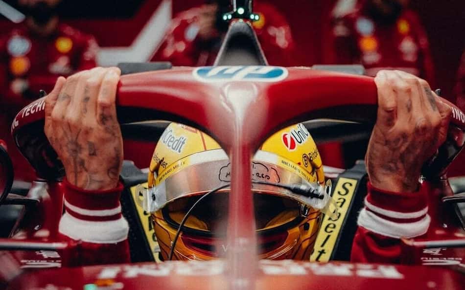 Cláusula pode explicar má fase de Hamilton na Ferrari, diz jornal britânico