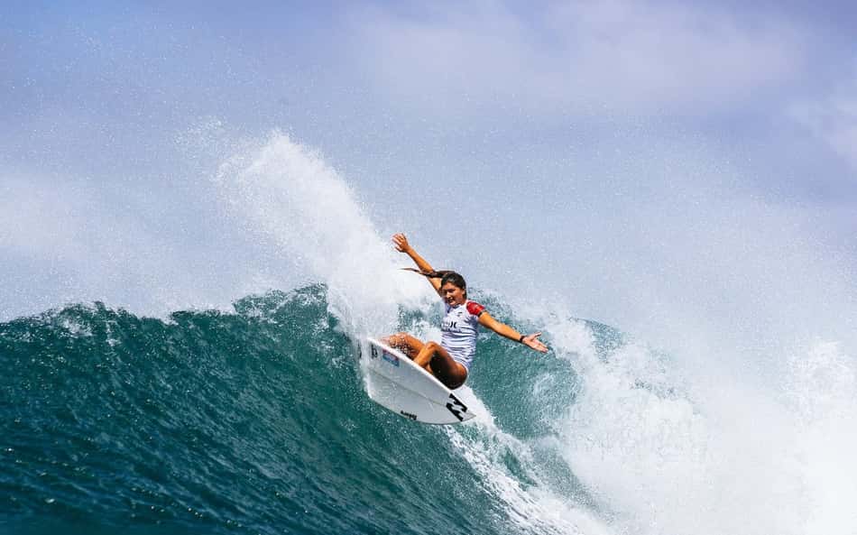 Luana Silva supera número 3 do mundo e avança na WSL em Bells Beach