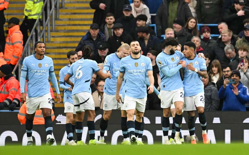Jogador do City é agredido com tapa no rosto após empate em clássico; entenda