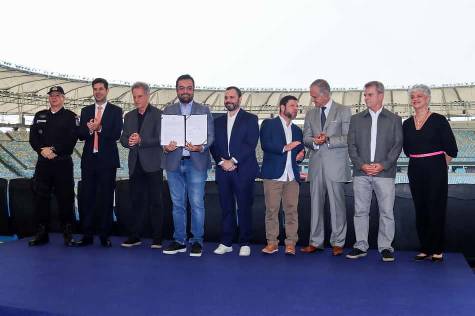 Assinatura da concessão do Maracanã com representantes de Flamengo e Fluminense 