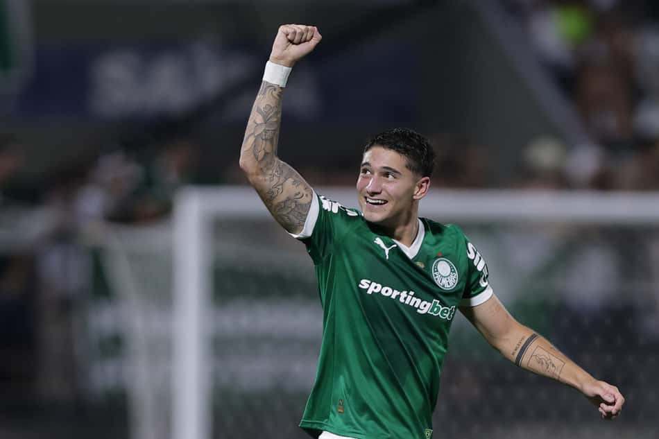 Emiliano Martinez comemora seu gol no clássico entre Palmeiras e Corinthians