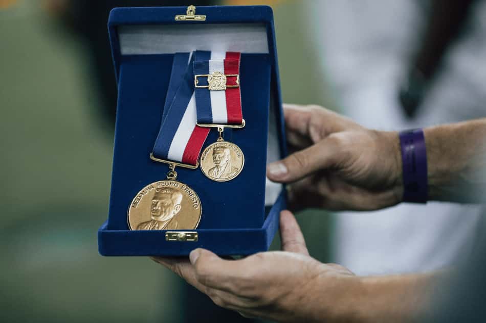 Medalha Pedro Ernesto, entregue à Ganso antes de Fluminense x Santos (Foto: Lucas Merçon/FFC)