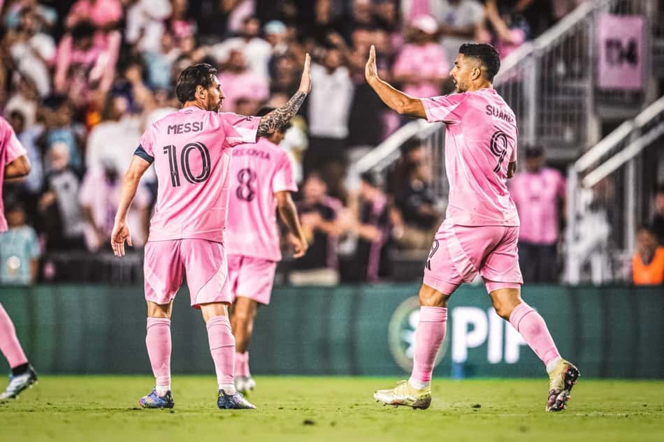 Messi e Luis Suárez comemorando gol pelo Inter Miami. Equipe enfrenta Palmeiras no Mundial de Clubes. (Foto: Reprodução/Inter Miami)