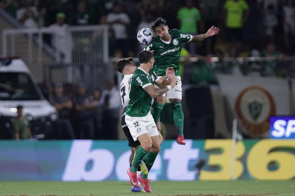 Facundo Torres disputa a bola no clássico entre Palmeiras x Corinthians