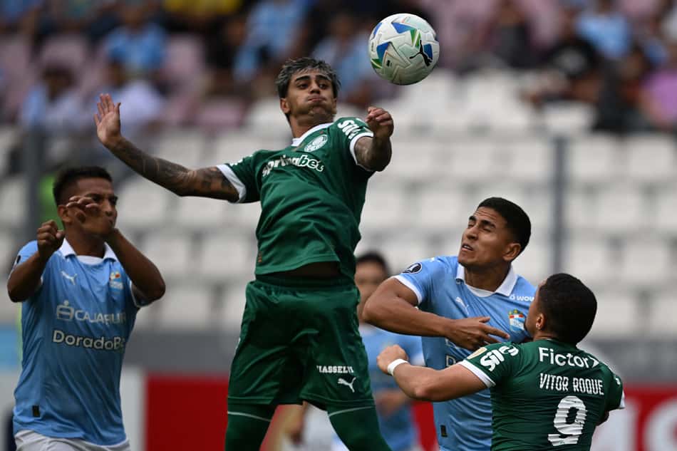 Facundo Torres em ação no jogo do Palmeiras contra o Sporting Cristal